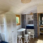 Les Roulottes De L Herm Piscine Jacuzzi Perigord Séjour à la ferme *