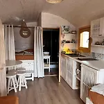 Les Roulottes De L Herm Piscine Jacuzzi Perigord Rouffignac-Saint-Cernin-de-Reilhac