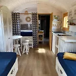 Les Roulottes De L Herm Piscine Jacuzzi Perigord Séjour à la ferme
