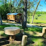 Les Roulottes De L Herm Piscine Jacuzzi Perigord Séjour à la ferme Rouffignac-Saint-Cernin-de-Reilhac