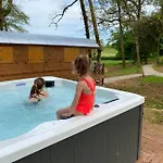 Les Roulottes De L Herm Piscine Jacuzzi Perigord Séjour à la ferme Rouffignac-Saint-Cernin-de-Reilhac