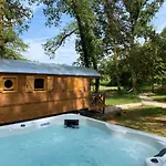 Les Roulottes De L Herm Piscine Jacuzzi Perigord Séjour à la ferme *