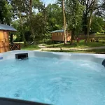 Les Roulottes De L Herm Piscine Jacuzzi Perigord Séjour à la ferme