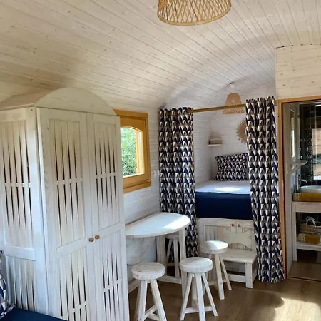 Les Roulottes De L Herm Piscine Jacuzzi Perigord Farm stay *