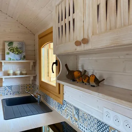 Les Roulottes De L Herm Piscine Jacuzzi Perigord Farma Rouffignac Saint-Cernin