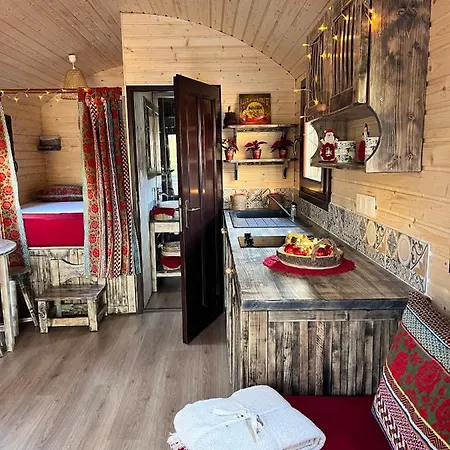 Les Roulottes De L Herm Piscine Jacuzzi Perigord Farma Rouffignac Saint-Cernin