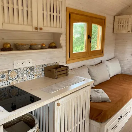 Les Roulottes De L Herm Piscine Jacuzzi Perigord Farmház *