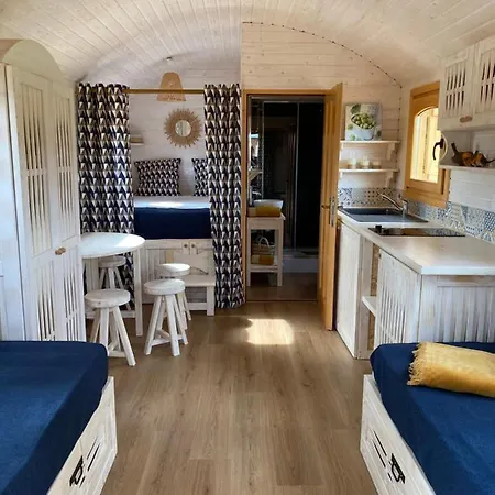 Les Roulottes De L Herm Piscine Jacuzzi Perigord Séjour à la ferme