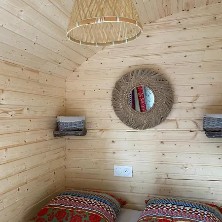 Les Roulottes De L Herm Piscine Jacuzzi Perigord Farma Rouffignac Saint-Cernin