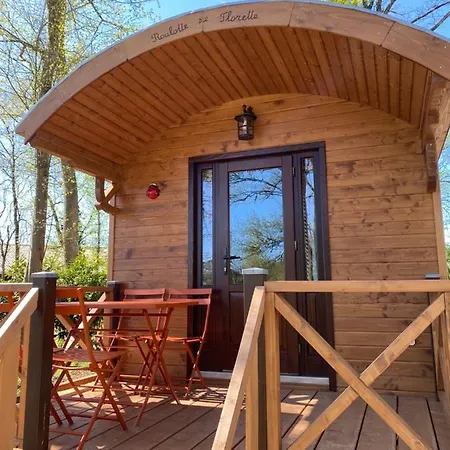 Les Roulottes De L Herm Piscine Jacuzzi Perigord Gospodarstwo agroturystyczne Rouffignac Saint-Cernin