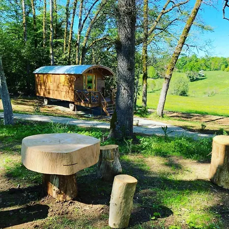 Les Roulottes De L Herm Piscine Jacuzzi Perigord Farm stay Rouffignac Saint-Cernin