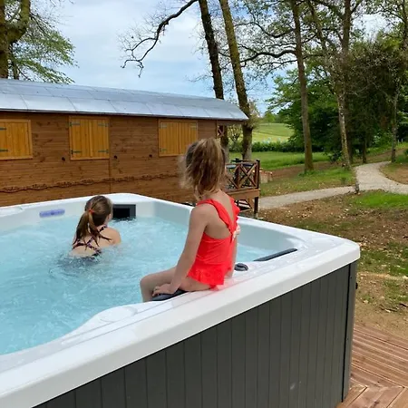 Les Roulottes De L Herm Piscine Jacuzzi Perigord Farma Rouffignac Saint-Cernin