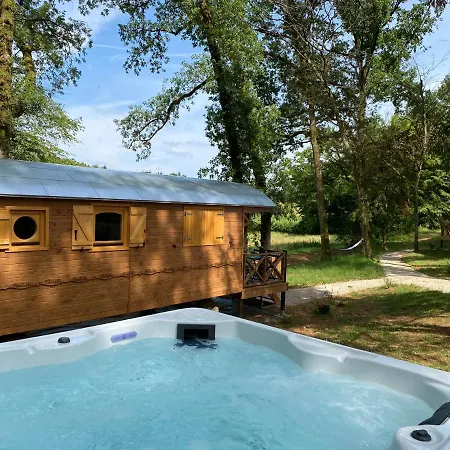 Les Roulottes De L Herm Piscine Jacuzzi Perigord Farm stay *