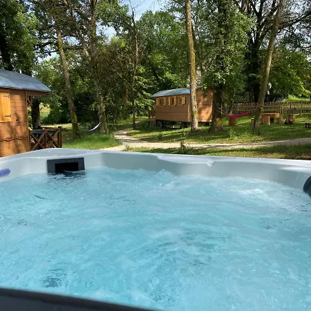 Les Roulottes De L Herm Piscine Jacuzzi Perigord Farm stay