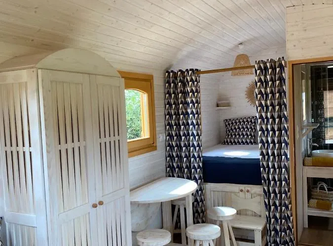 Les Roulottes De L Herm Piscine Jacuzzi Perigord Farma *