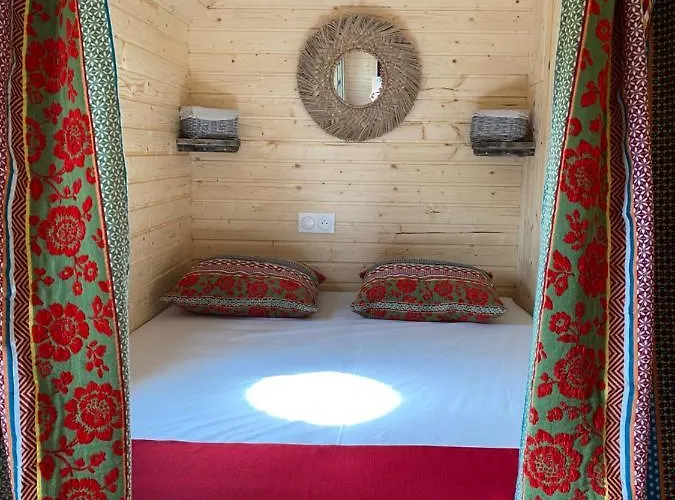 Les Roulottes De L Herm Piscine Jacuzzi Perigord Κατάλυμα σε φάρμα *