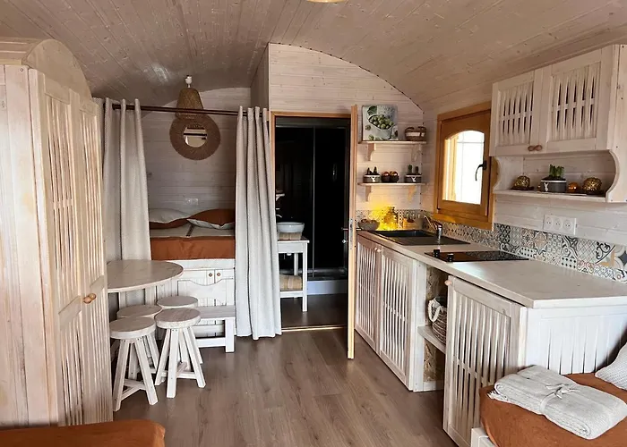 Les Roulottes De L Herm Piscine Jacuzzi Perigord Rouffignac Saint-Cernin