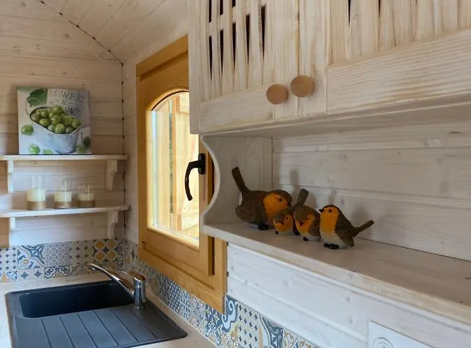 Les Roulottes De L Herm Piscine Jacuzzi Perigord Farma Rouffignac Saint-Cernin