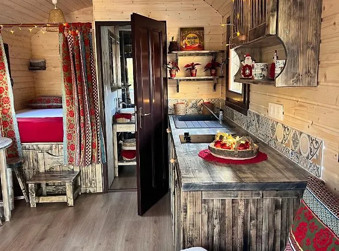 Les Roulottes De L Herm Piscine Jacuzzi Perigord Κατάλυμα σε φάρμα Rouffignac Saint-Cernin