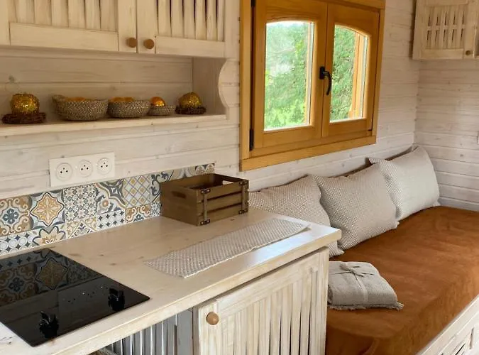 Les Roulottes De L Herm Piscine Jacuzzi Perigord Κατάλυμα σε φάρμα *