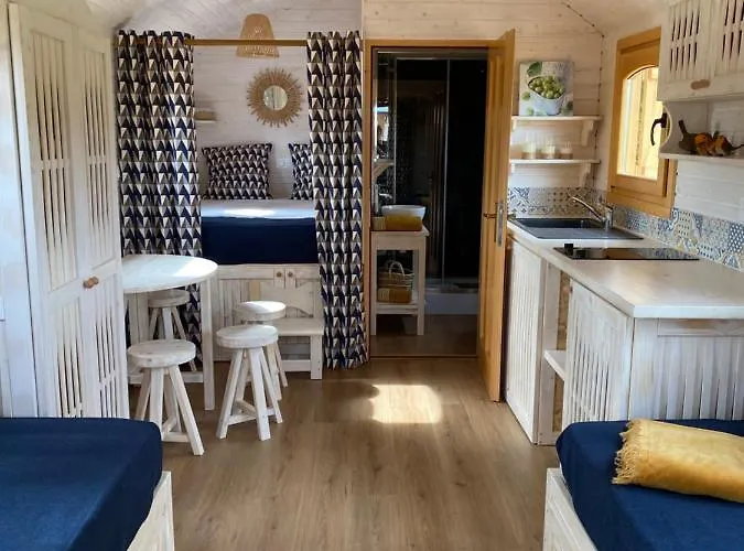 Les Roulottes De L Herm Piscine Jacuzzi Perigord 팜스테이