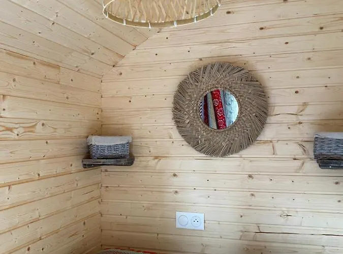 Les Roulottes De L Herm Piscine Jacuzzi Perigord Κατάλυμα σε φάρμα Rouffignac Saint-Cernin