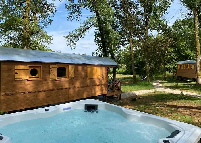 Les Roulottes De L Herm Piscine Jacuzzi Perigord Κατάλυμα σε φάρμα *