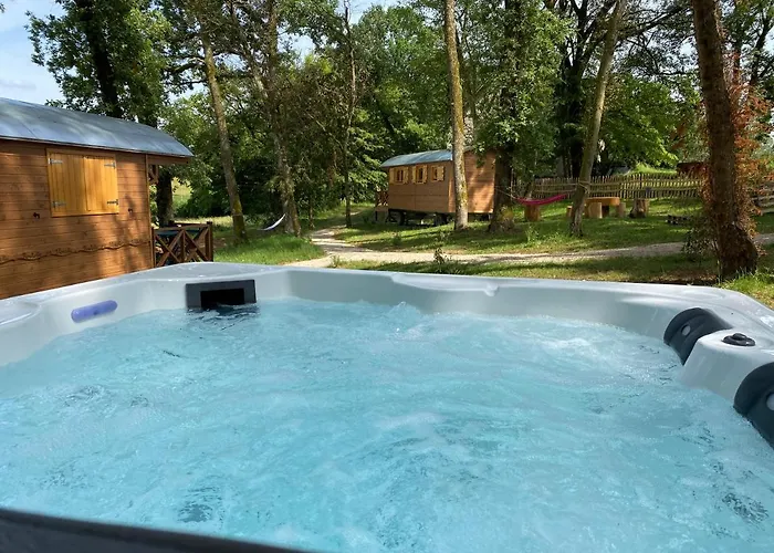 Les Roulottes De L Herm Piscine Jacuzzi Perigord Κατάλυμα σε φάρμα